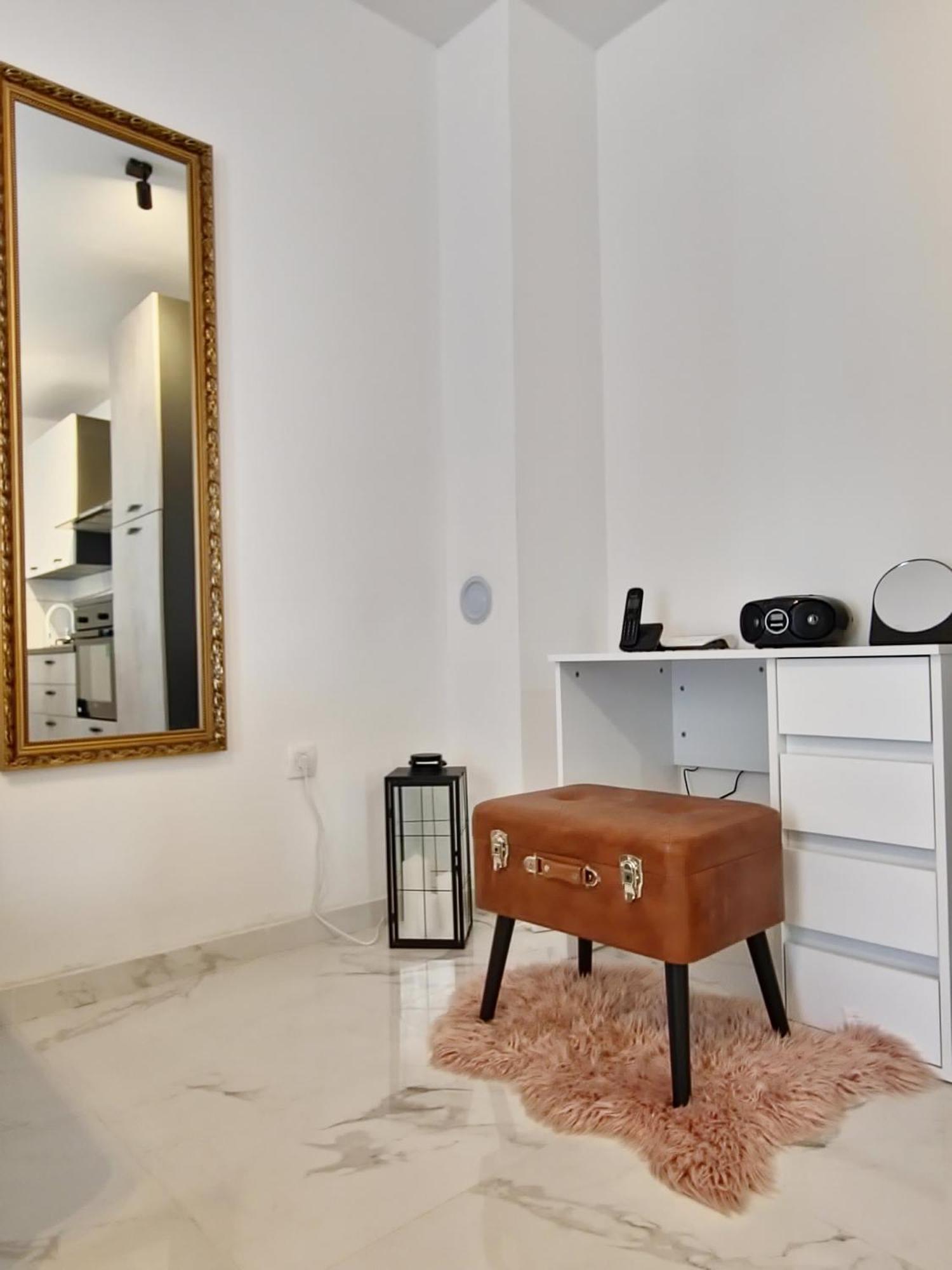 Apartament Ad Astra, *